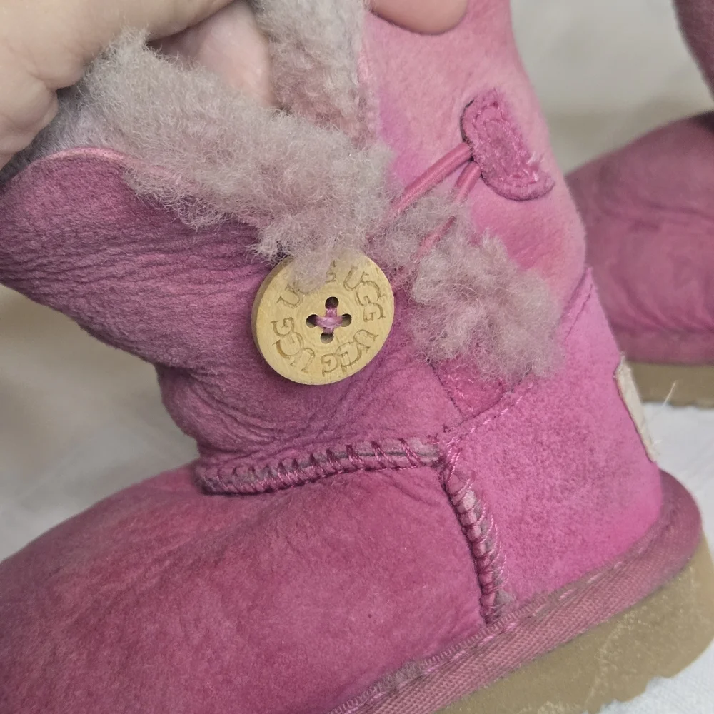 UGG Kids‎ Bailey Button II Suede Chestnut Toddler Girls Boots Size 6 Pink GUC